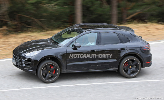 2019 Porsche Macan facelift spy shots - Image via S. Baldauf/SB-Medien