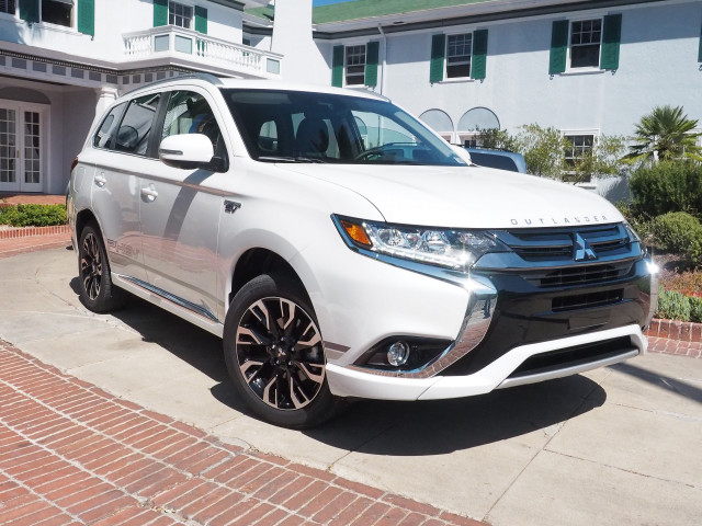 2018 Mitsubishi Outlander PHEV, Catalina Island, CA, Sep 2017 [photo: Sebastian Blanco]
