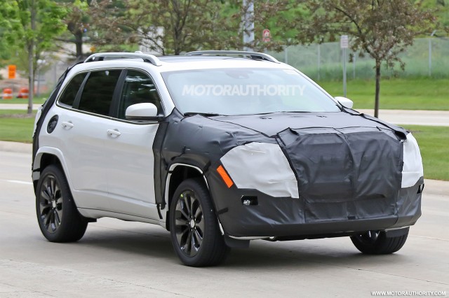 2018 Jeep Cherokee facelift spy shots - Image via S. Baldauf/SB-Medien