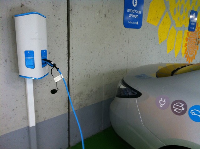 Renault Fluence ZE charging at Better Place pubic charge spots in Israel [photo: Brian of London]
