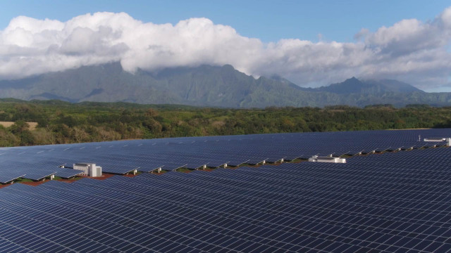 Tesla Kauai solar-energy generation and storage project [photo: The Verge]