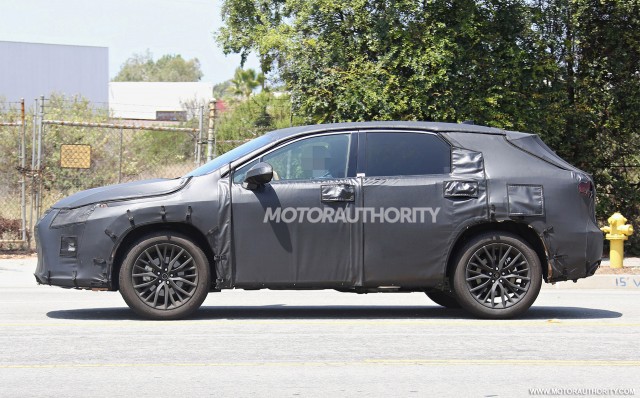 Lexus RX with third-row seats spy shots - Image via S. Baldauf/SB-Medien