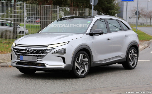 2019 Hyundai fuel cell SUV spy shots - Image via S. Baldauf/SB-Medien