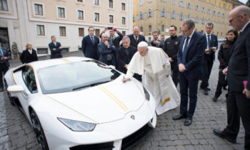 Lamborghini gives the Pope a Huracán for charity