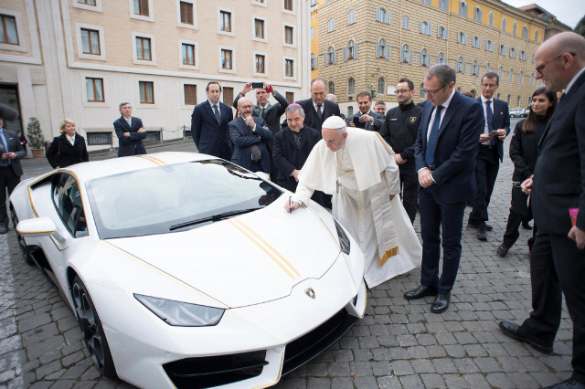 Special Lamborghini Huracán donated to Pope Francis for charity