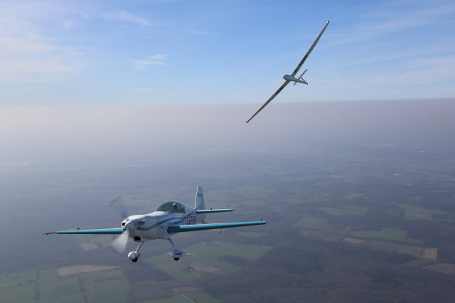 World's first electric-plane aerotow with Siemens SPD260-powered Extra 330LE, © Jean-Marie Urlacher
