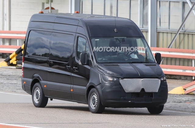 2019 Mercedes-Benz Sprinter test mule spy shots - Image via S. Baldauf/SB-Medien