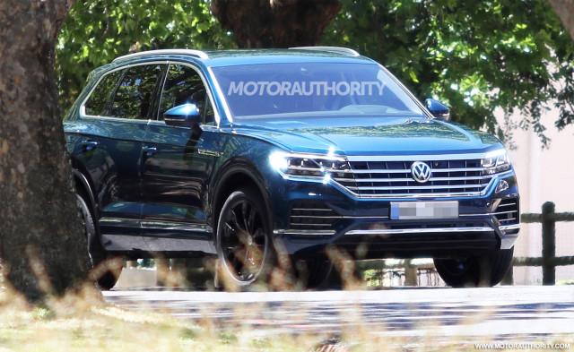 2018 Volkswagen Touareg spy shots - Image via SB-Medien
