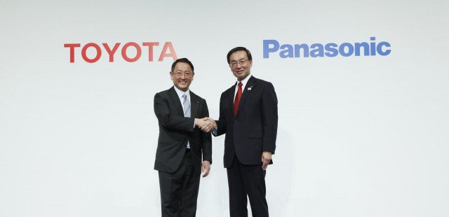 Toyota President Akio Toyoda (left) and Panasonic President Kazuhiro Tsuga