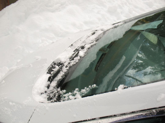 2017 Chevrolet Bolt EV electric car showing snow accmulation in windshield trough [photo: D Gadotti]