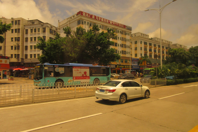 Bus in Shenzhen, China, By GEei Ginhee wins (Own work) [CC BY-SA 4.0]