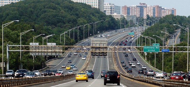 I-95/395 reversible HOV lanes, located in the middle of the freeway (pic by Mariordo at Wikimedia)