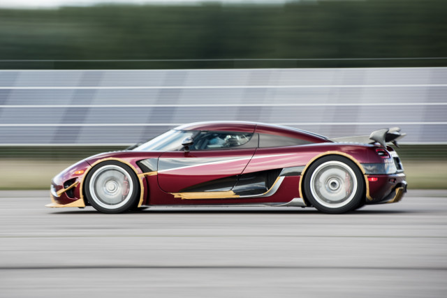Koenigsegg Agera RS goes from 0-250-0 MPH in 37 seconds