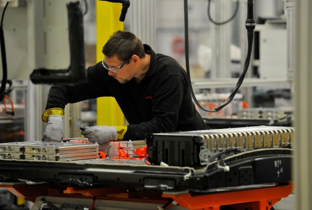 Lithium-ion cell and battery pack assembly for Nissan Leaf electric car in Sunderland, U.K., plant