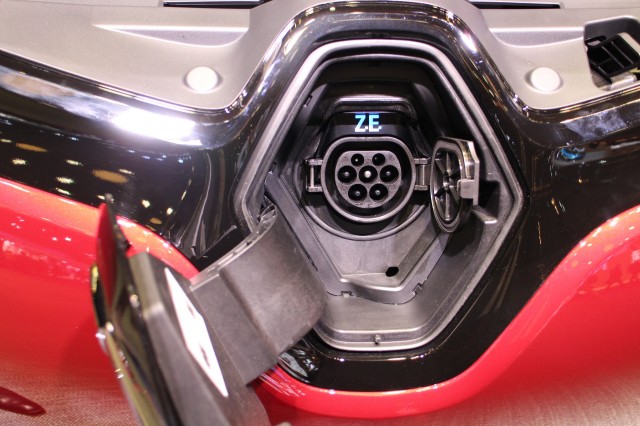 Longer-range Renault Zoe electric car, introduced at 2016 Paris Motor Show