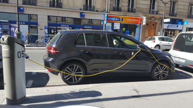 Volkswagen e-Golf recharging at curbside Autolib station, Paris, Sep 2016 Volkswagen e-Golf recharging at curbside Autolib station, Paris, Sep 2016
