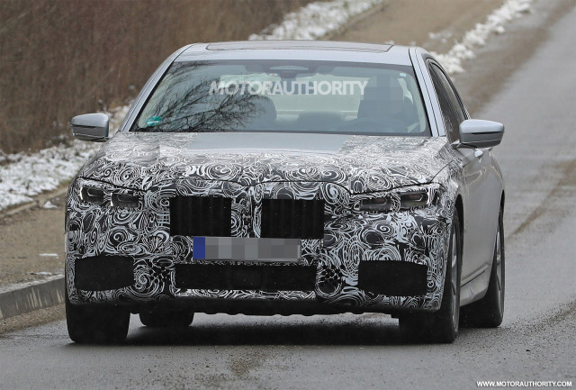 2020 BMW 7-Series facelift spy shots - Image via S. Baldauf/SB-Medien