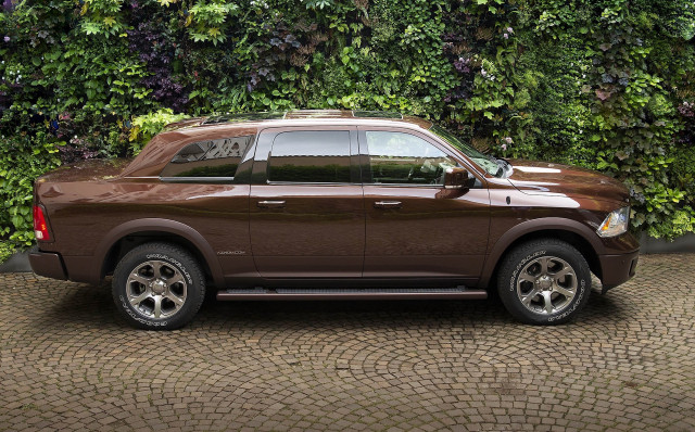 Aznom Atulux coach-built pickup truck