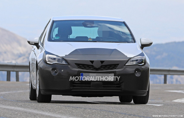 2019 Opel Astra facelift spy shots - Image via S. Baldauf/SB-Medien