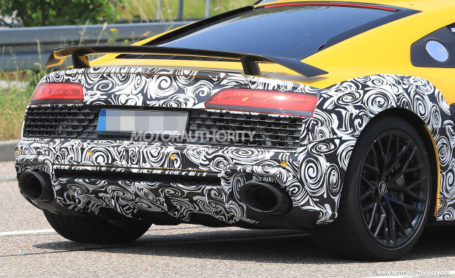 2020 Audi R8 facelift spy shots - Image via S. Baldauf/SB-Medien