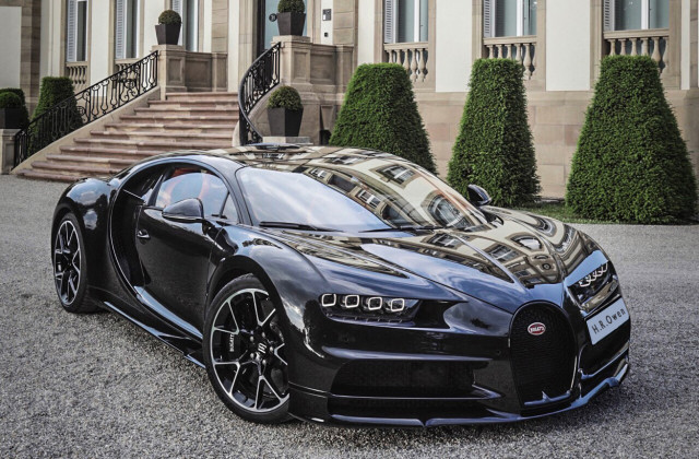 Bugatti builds a Chiron with an exposed carbon fiber body