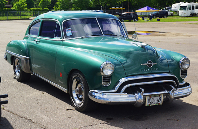 1949 Oldsmobile 88 and its Rocket 88 engine. | Flickr photo by Greg Gjerdingen cropped and published