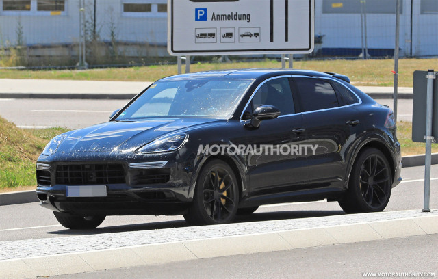 2020 Porsche Cayenne coupe spy shots - Image via S. Baldauf/SB-Medien