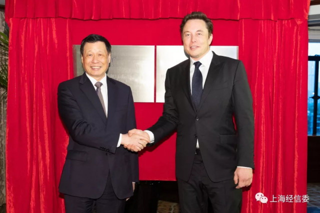 Tesla CEO Elon Musk (r.) and Shanghai Mayor Ying Yong in Shanghai July 10, 2018