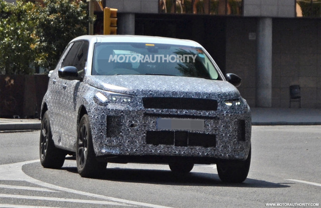 2020 Land Rover Discovery Sport facelift spy shots - Image via S. Baldauf/SB-Medien