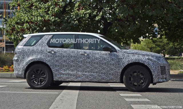 2020 Land Rover Discovery Sport facelift spy shots - Image via S. Baldauf/SB-Medien