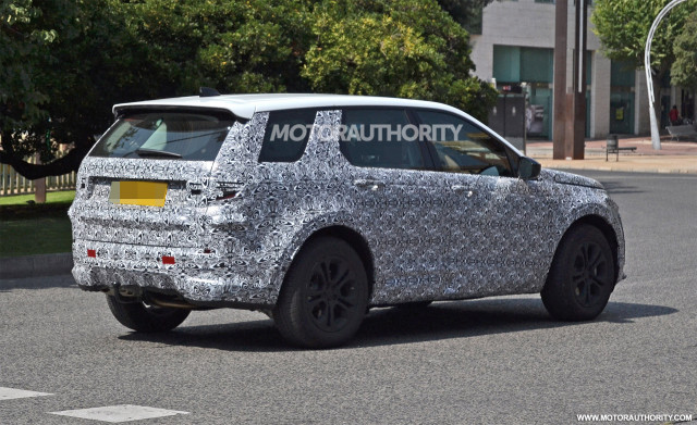 2020 Land Rover Discovery Sport facelift spy shots - Image via S. Baldauf/SB-Medien