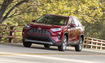 2019 Toyota RAV4 vs. 2019 Honda CR-V: Compare Cars