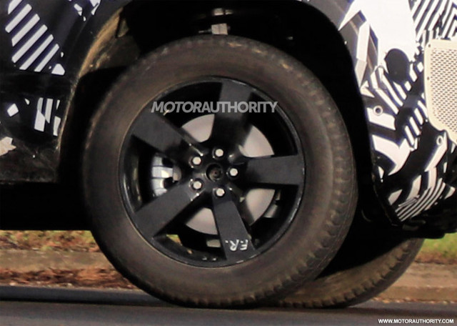 2021 Land Rover Defender spy shots - Image via S. Baldauf/SB-Medien