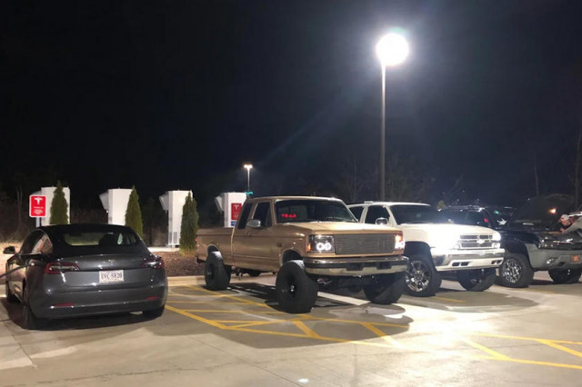 Trucks blocking Tesla Supercharing station at Sheets in Hickory, N.C. [CREDIT: Leicina, Reddit]