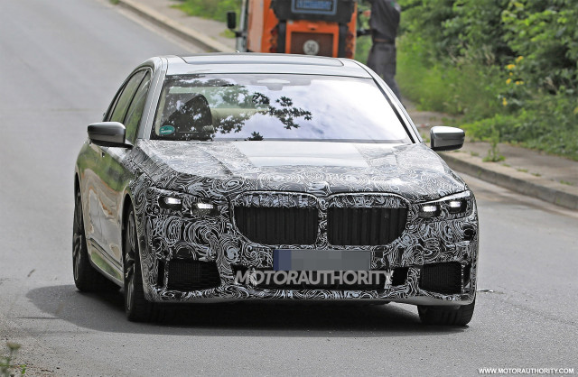 2020 BMW 7-Series facelift spy shots - Image via S. Baldauf/SB-Medien