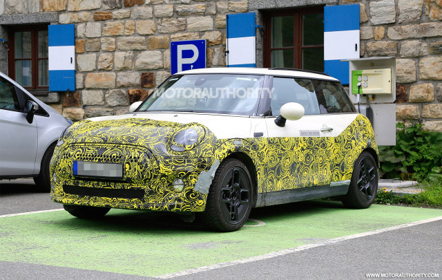 2020 Mini Electric spy shots - Image via S. Baldauf/SB-Medien