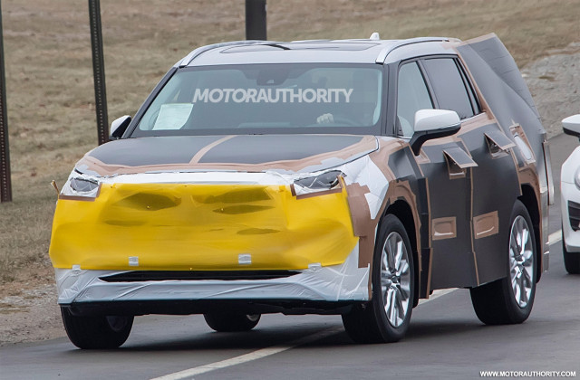 2020 Toyota Highlander spy shots - Image via S. Baldauf/SB-Medien
