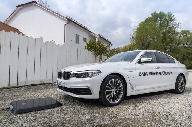 2018 BMW 530e iPerformance wireless charging
