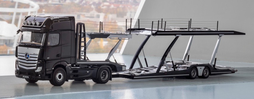 Mercedes 1:18-scale model transporter