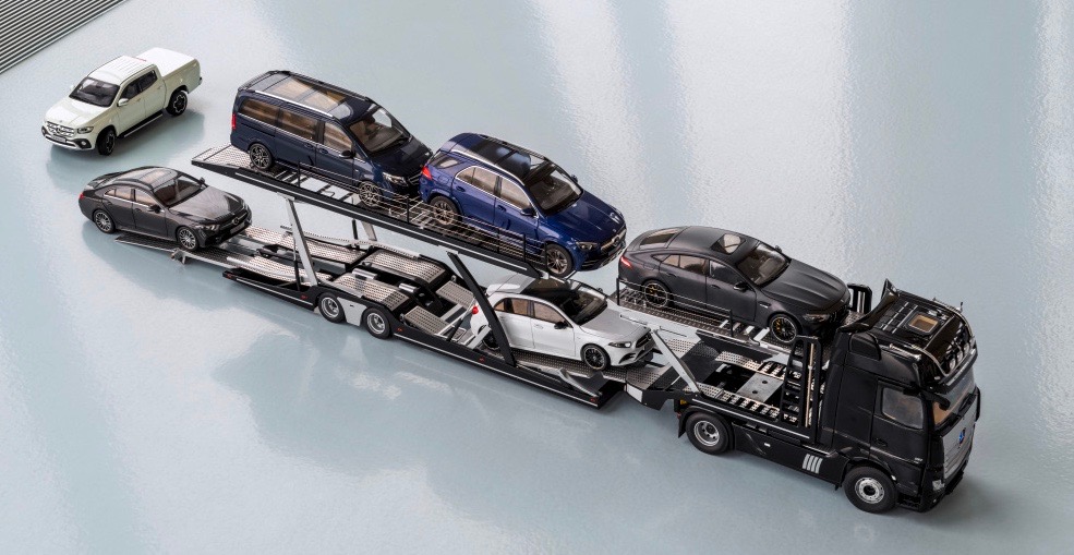 Mercedes 1:18-scale model transporter