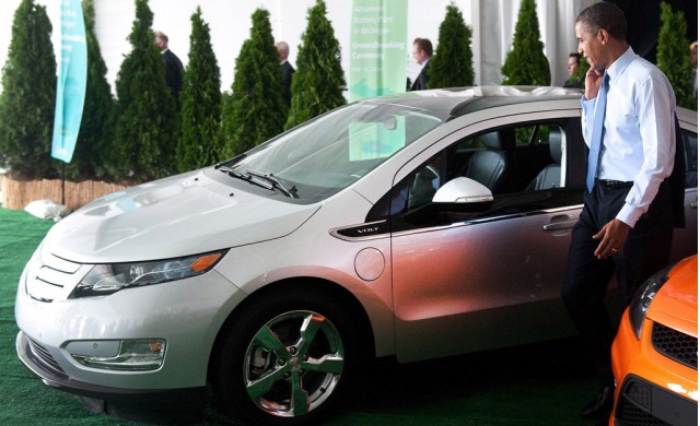 President Obama inspects the 2011 Chevrolet Volt President Obama inspects the 2011 Chevrolet Volt