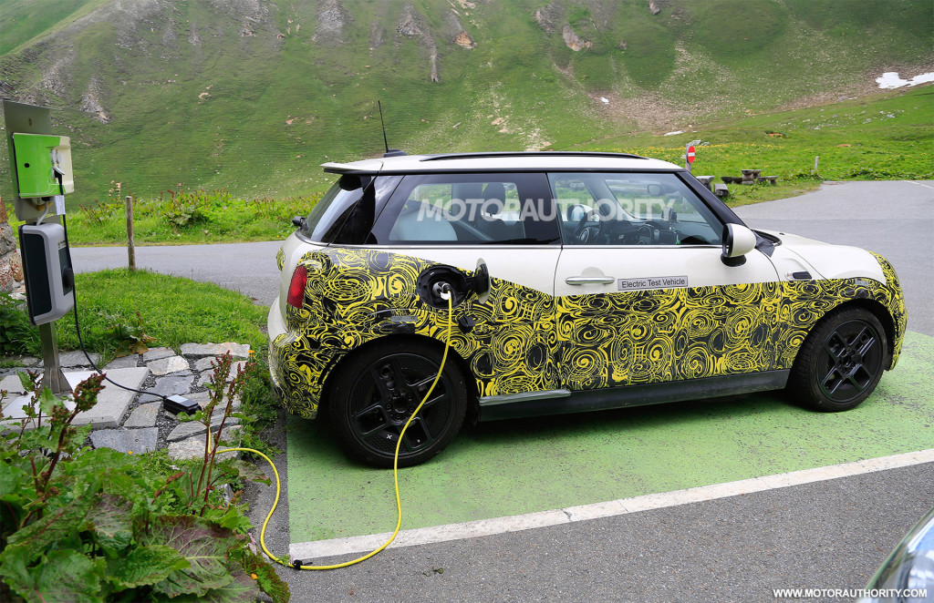 2020 Mini Cooper S E Hardtop spy shots - Image via S. Baldauf/SB-Medien 2020 Mini Cooper S E Hardtop spy shots - Image via S. Baldauf/SB-Medien
