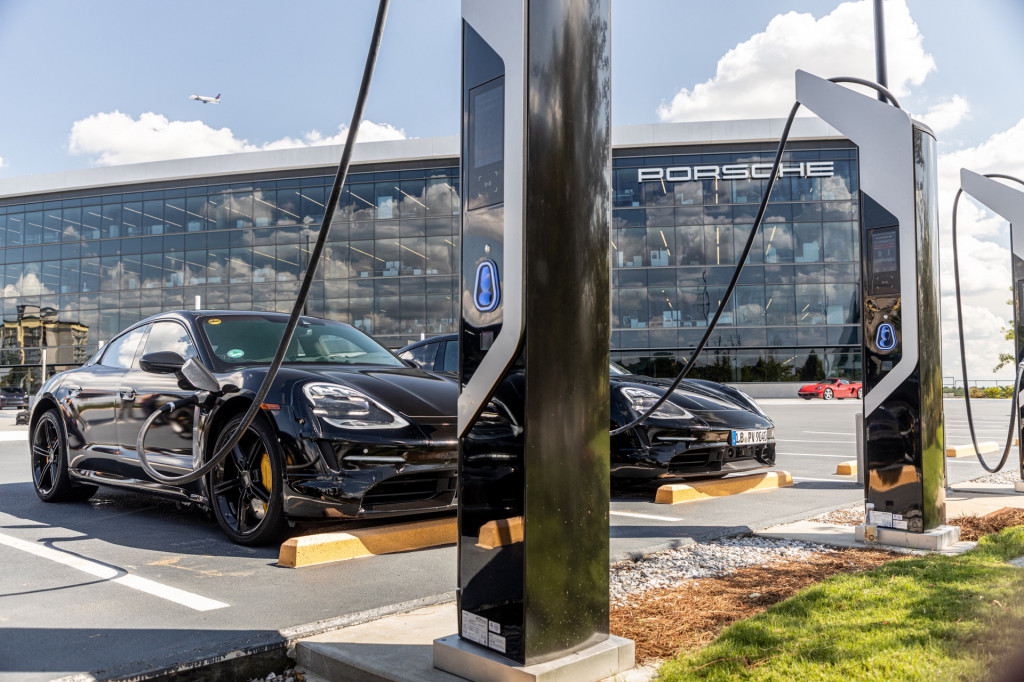 2020 Porsche Taycan preview