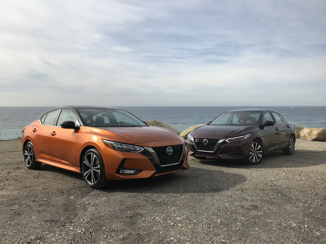2020 Nissan Sentra SR, left, and SV, right, trim