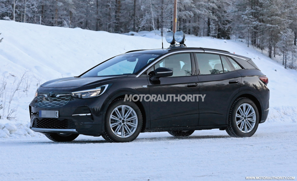 2021 Volkswagen ID 4 (Crozz) spy shots - Photo credit: S. Baldauf/SB-Medien