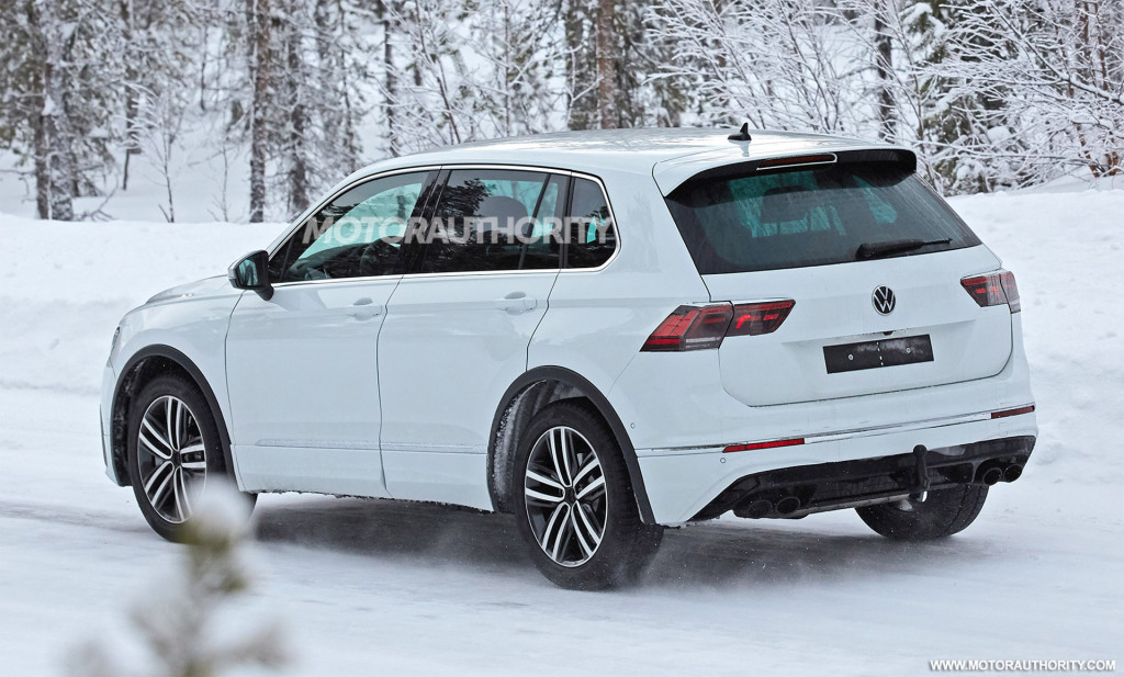 2021 Volkswagen Tiguan R spy shots - Photo credit: S. Baldauf/SB-Medien 2021 Volkswagen Tiguan R spy shots - Photo credit: S. Baldauf/SB-Medien