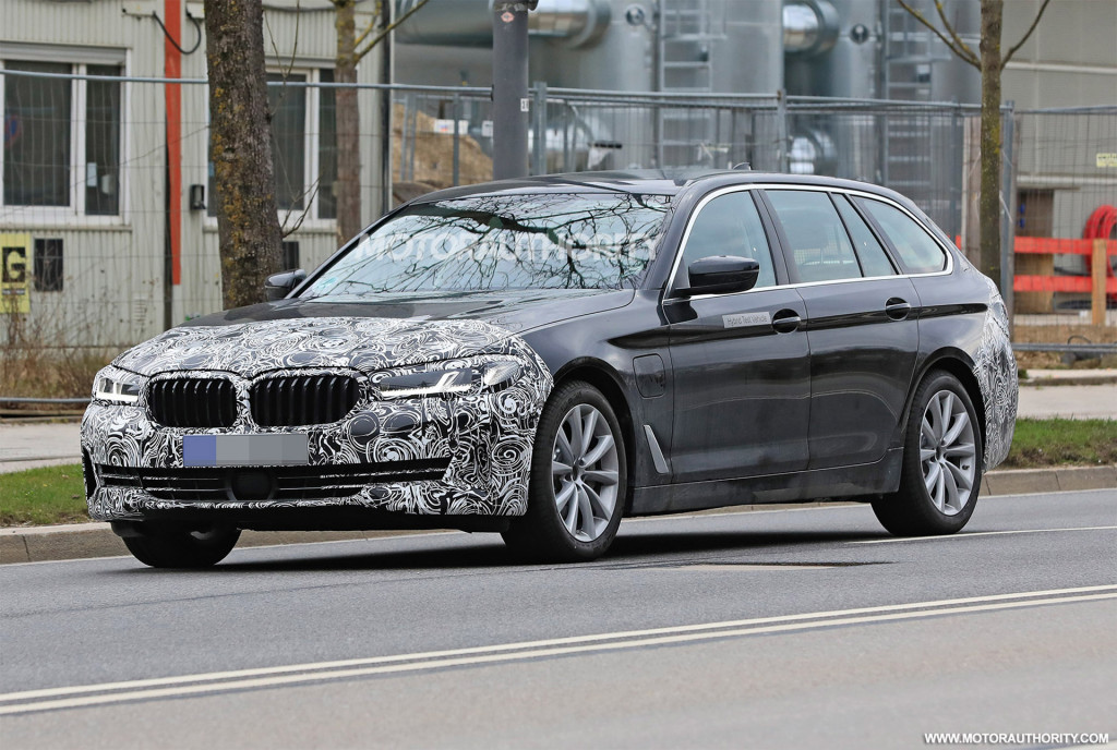 2021 BMW 5-Series Touring facelift spy shots - Photo credit: S. Baldauf/SB-Medien 2021 BMW 5-Series Touring facelift spy shots - Photo credit: S. Baldauf/SB-Medien