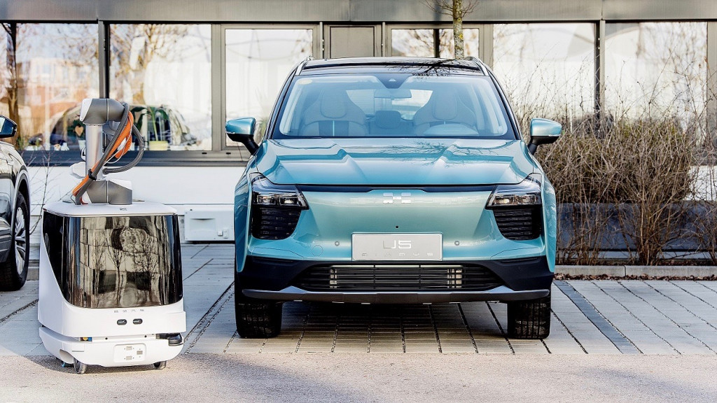 Aiways CARL robotic charging