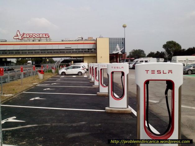 Tesla Supercharger site in Dorno, Italy, photo by problemidiricarica.wordpress.com/ Tesla Supercharger site in Dorno, Italy, photo by problemidiricarica.wordpress.com/