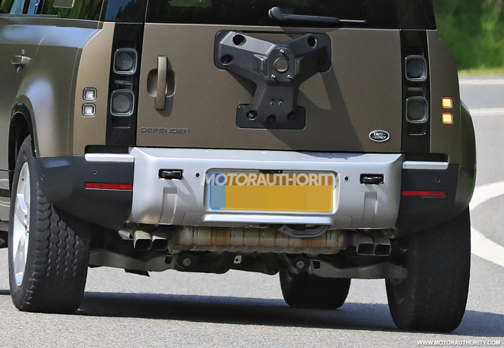 2022 Land Rover Defender V-8 test mule spy shots - Photo credit: S. Baldauf/SB-Medien 2022 Land Rover Defender V-8 test mule spy shots - Photo credit: S. Baldauf/SB-Medien